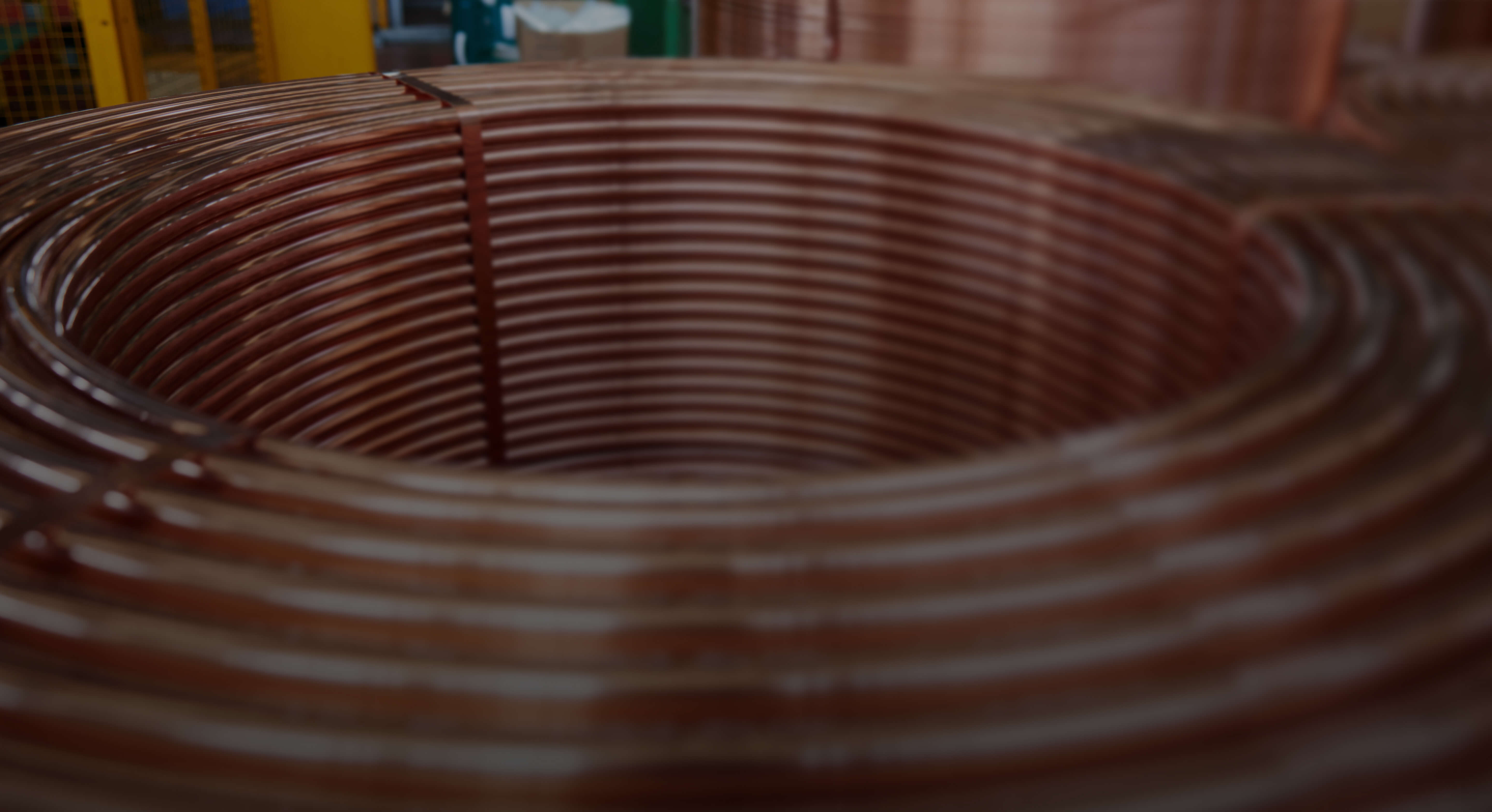 Tubo in rame avvolto a spirale in ambiente industriale