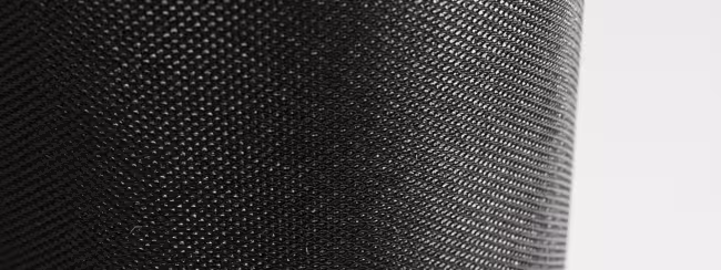Primo piano di materiale tecnico nero con trama fitta e regolare.