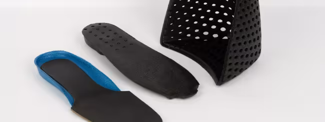 Componenti sagomati in materiale espanso tecnico con fori di ventilazione.